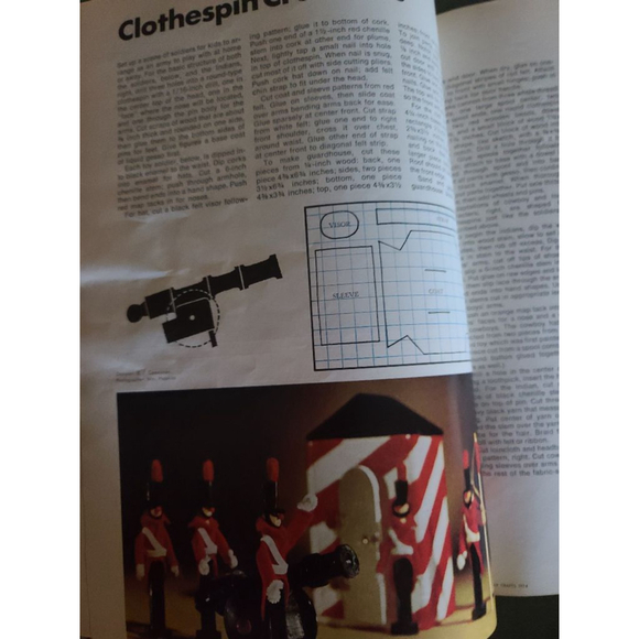 Vintage Better Homes & Gardens Holiday Crafts Magazine 1974 - Picture 5 of 7